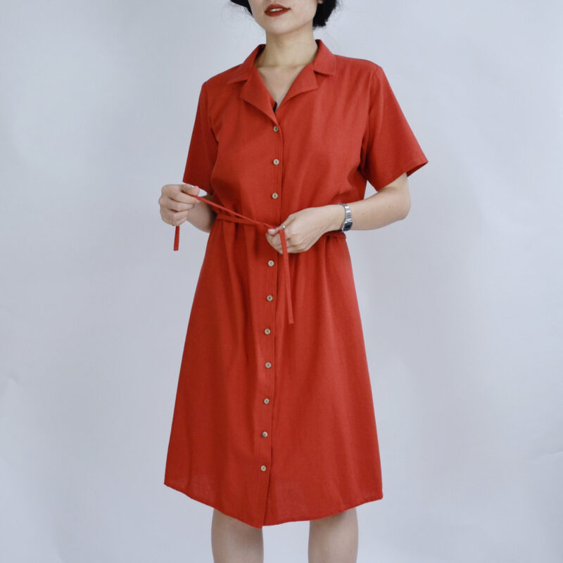Crafted from breathable linen-blend fabric, this short-sleeve shirt dress in earthy red brings effortless charm to everyday wear. The pointed collar and full button front add a structured touch, while the waist tie defines your silhouette with a gentle cinch. A calm piece inspired by sun-warmed terracotta and natural ease.