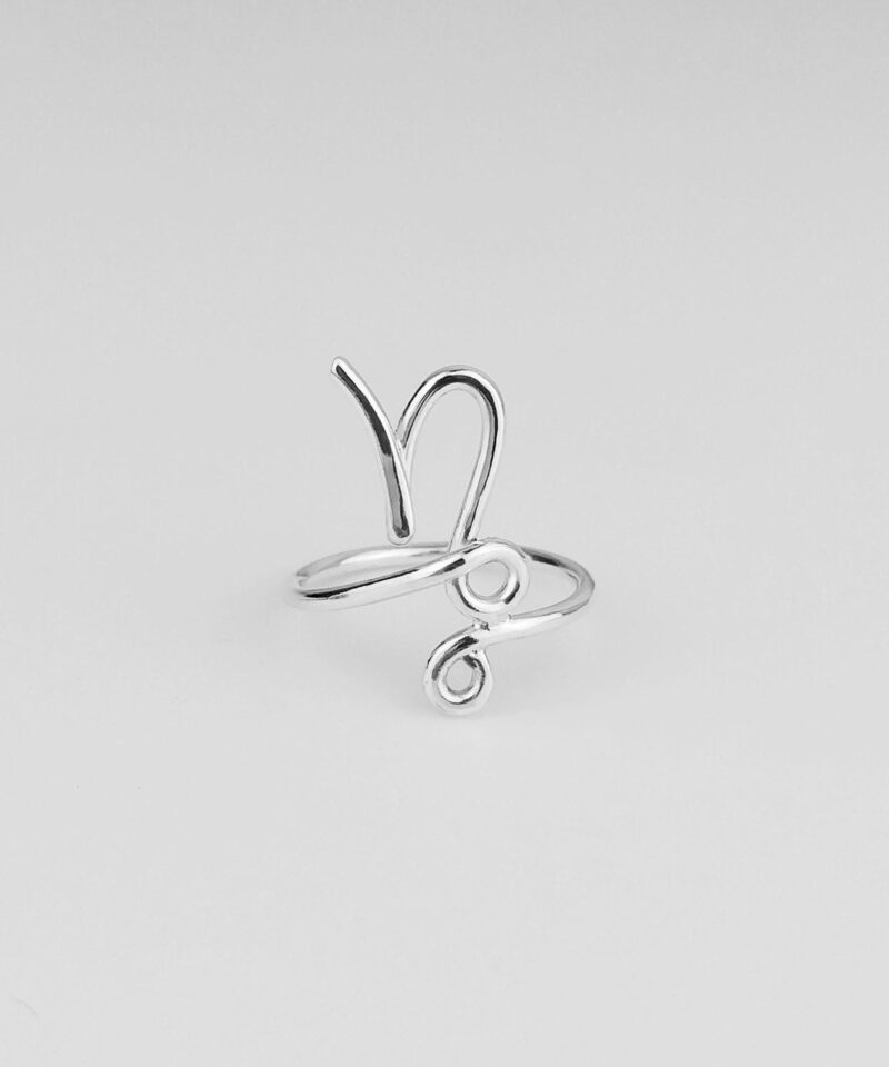 Handmade Capricorn zodiac ring in polished 925 sterling silver, featuring the iconic horned sea-goat symbol with a delicate minimalist wire shape. Ideal for astrology lovers and those born under the Capricorn sign, this elegant piece blends celestial meaning with modern design.